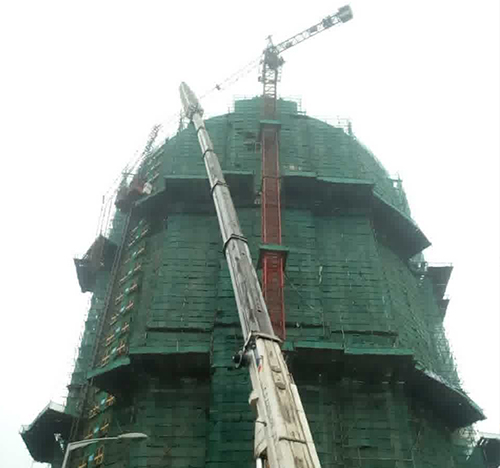 内江市吊车在工地上作业